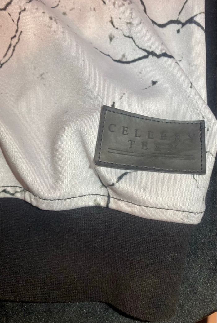 lot de deux hauts garçon taille 10 ans