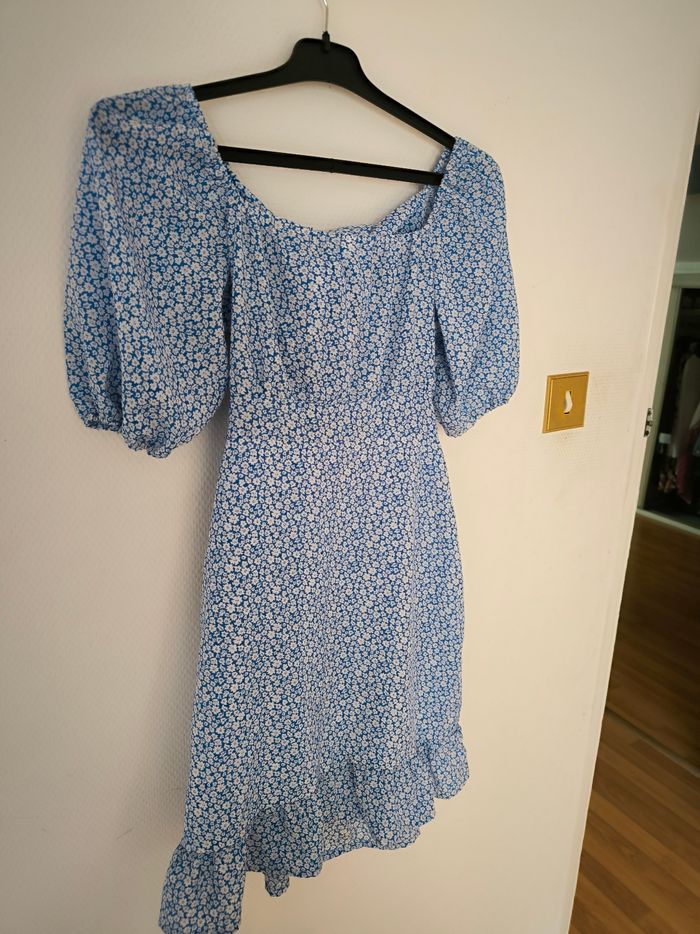 Robe bleu à motif fleur blanche ouverte au milieu taille M - photo numéro 8