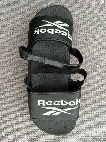 Claquettes Reebok taille 23,5