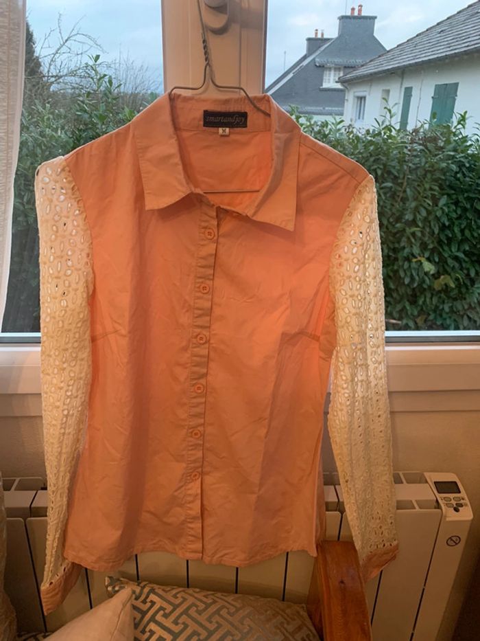 chemise rose avec manches en dentelle