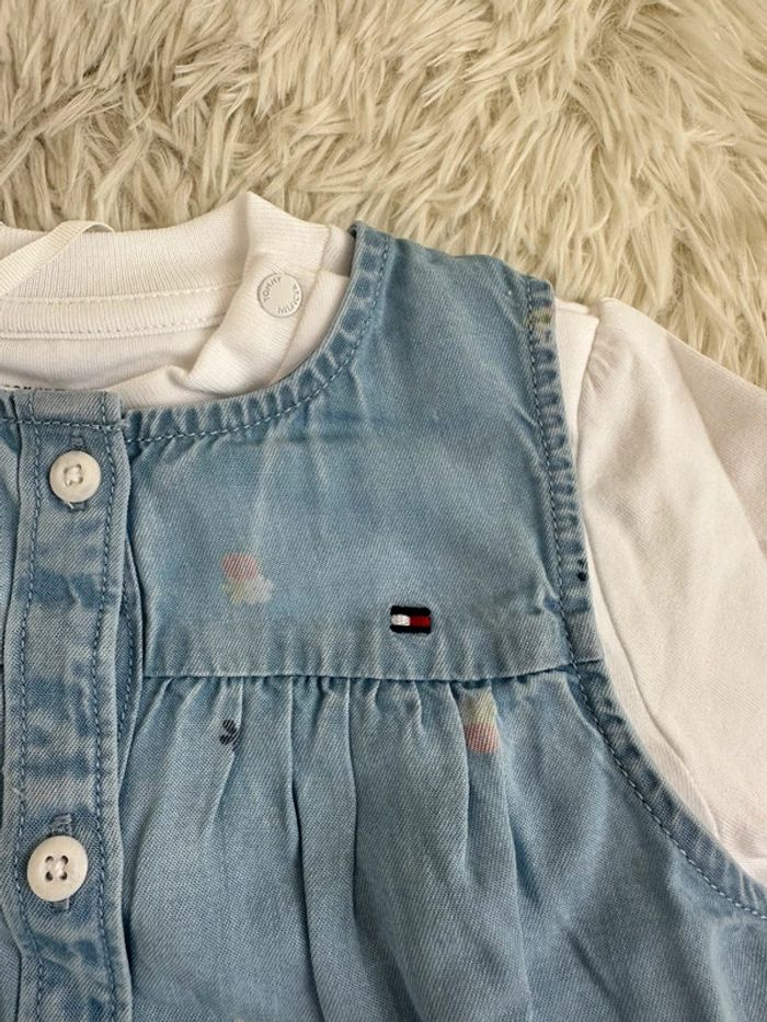 Robe en jean et t-shirt manches longues Tommy Hilfiger taille 2 ans - photo numéro 3