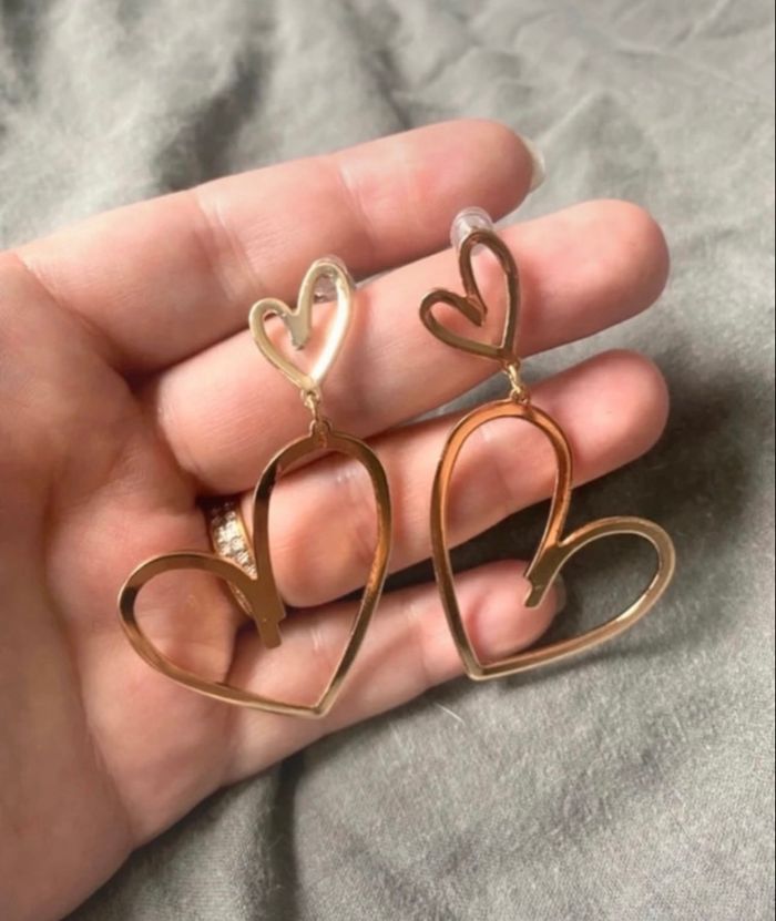 Boucles d’oreilles pendantes NEUVES pour femme forme de coeurs 💛 couleur doré - photo numéro 2