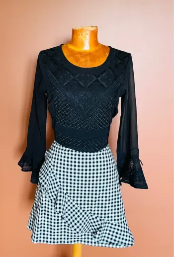 Blouse noire broderies sur le devant