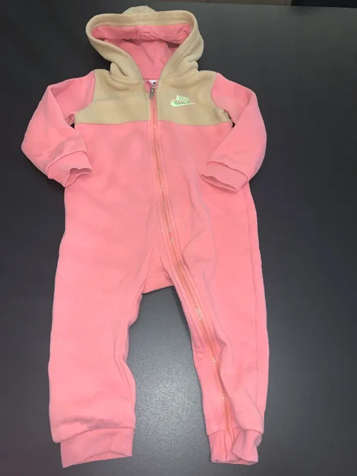 Combinaison sportwear nike taille 24 mois