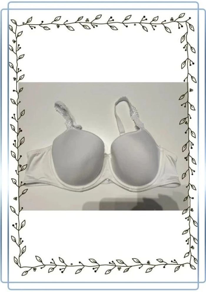 Soutien gorge blanc Vania, taille 110B, bon état mais deux toutes petite taches marron à droite