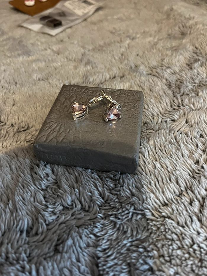 Boucles d’oreilles anneaux pierre et cœur roses - photo numéro 3