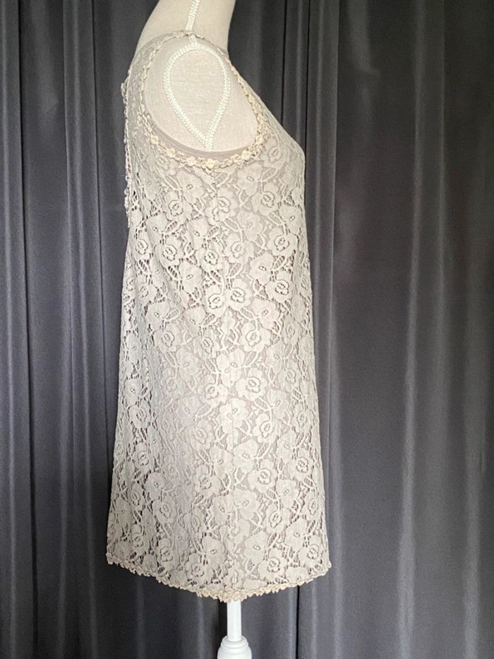 Robe grise en dentelle - photo numéro 5