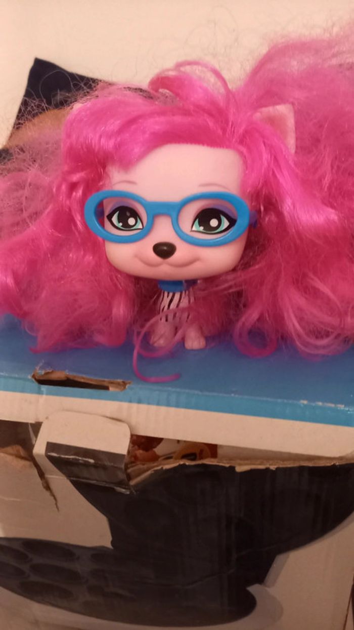 Joli figurine chien à long cheveux