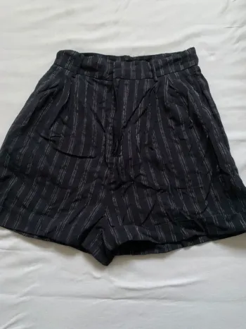 Short bleu marine et très fine bande argentée