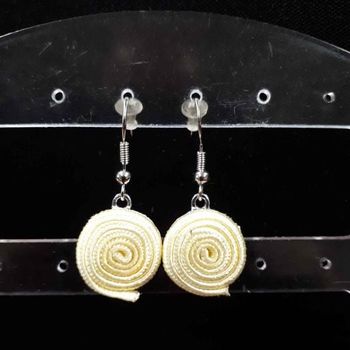 Boucles d'oreilles forme spirales beige
