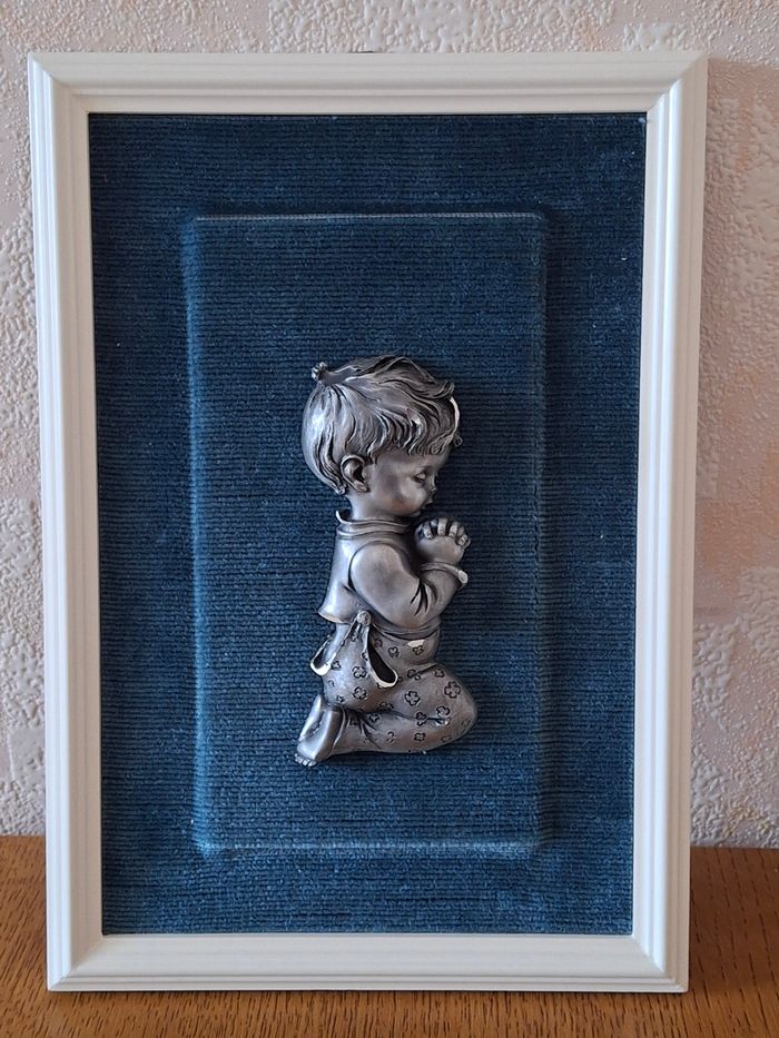 Cadre avec sujet garçon en étain