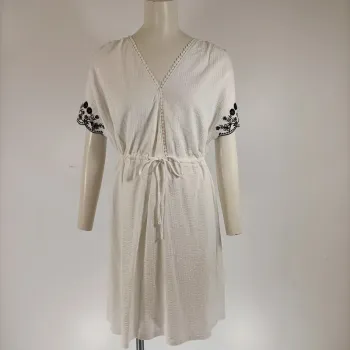 Robe courte PROMOD blanche à broderies - Taille M - État neuf - A138