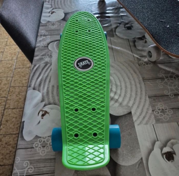 Skateboard enfant neuf - photo numéro 1