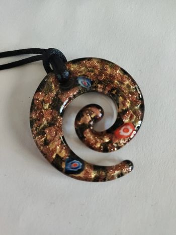 Pendentif spirale en verre avec  cordon