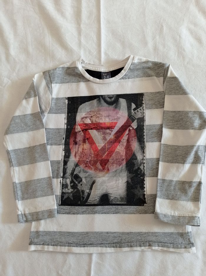 Polo avec manches longues couleur blanc à rayures grises marque Zara kids taille 3 ou 4 ans 104 cm avec inscription devant motif voir photos - photo numéro 3