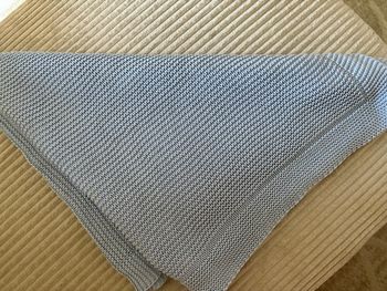 Couverture en maille, marque Chicco.