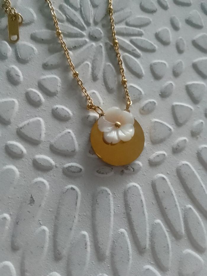 Collier je t'aime et fleur en nacre