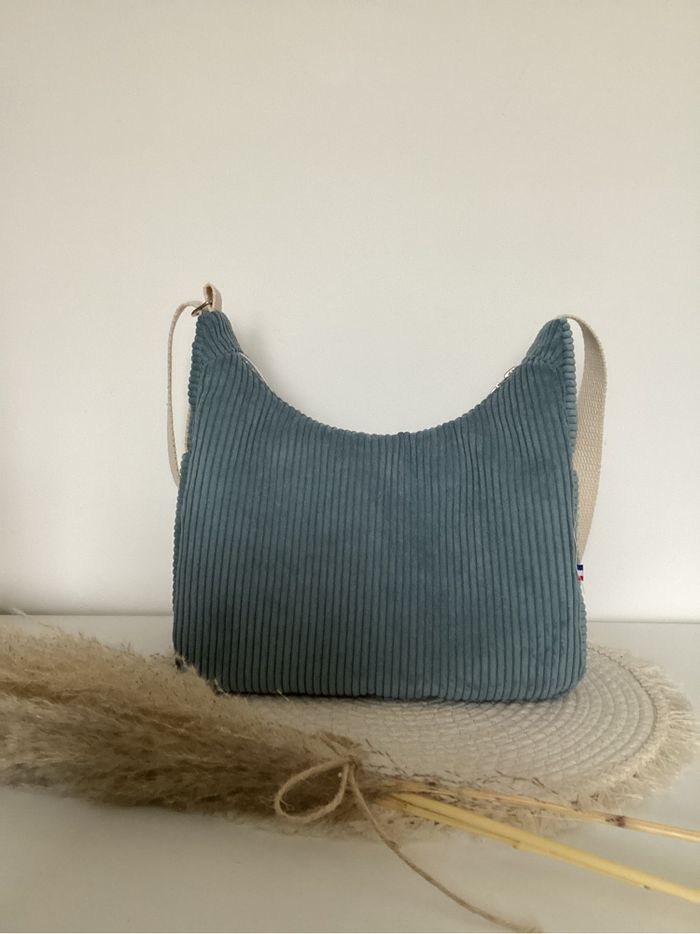 Sac à main boho bleu.