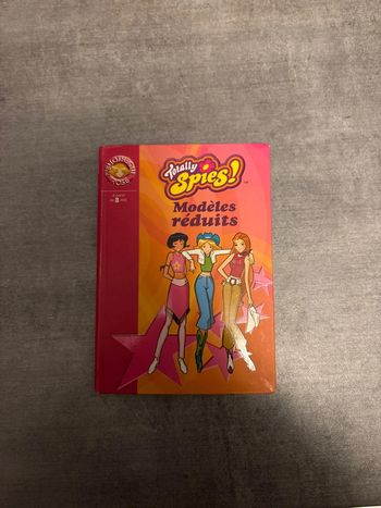 Livre la bibliothèque, Rose Totally, Spies, modèle réduit