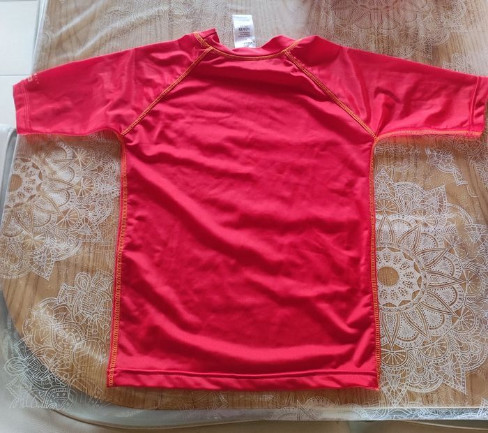 T-shirt anti UV rouge taille 12 ans - photo numéro 1