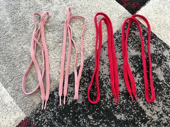 Lot de deux paires de lacets rouge et rose