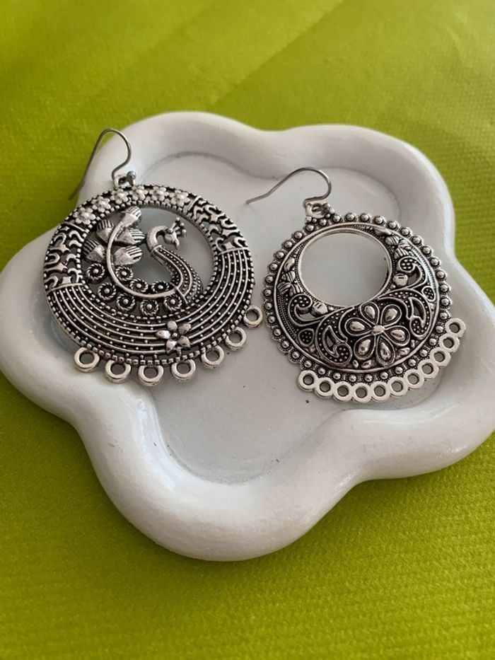 Grandes boucles d’oreilles pendantes bohémiennes dépareillées argentées - photo numéro 2