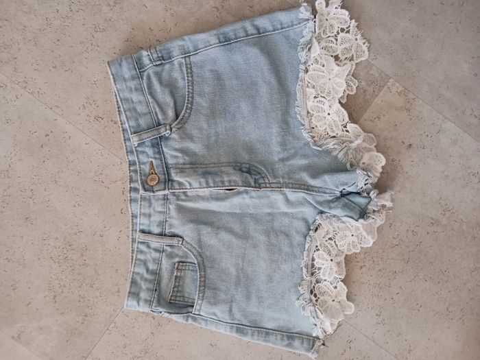 short en jean bleu ciel et dentelle blanche Taille S