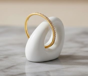 Lot de trois bijoux neufs dont deux bagues et 1 boucle d'oreille