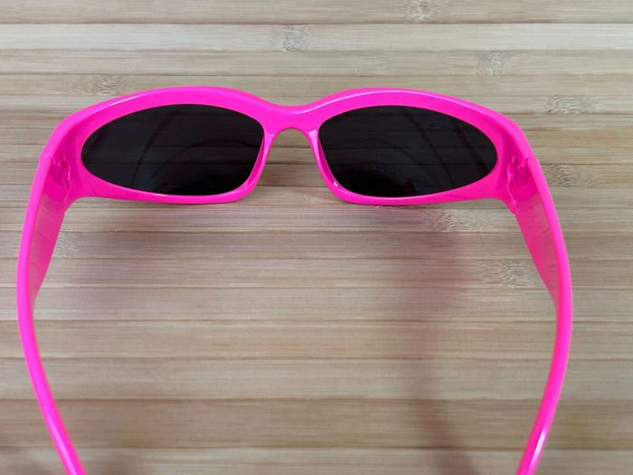 Paire de lunettes de soleil rose p 39 - photo numéro 6