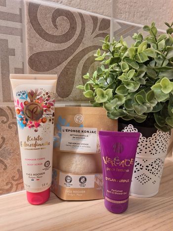 Lot Éponge konjac, gommage corps Yves Rocher et gel douche Versace