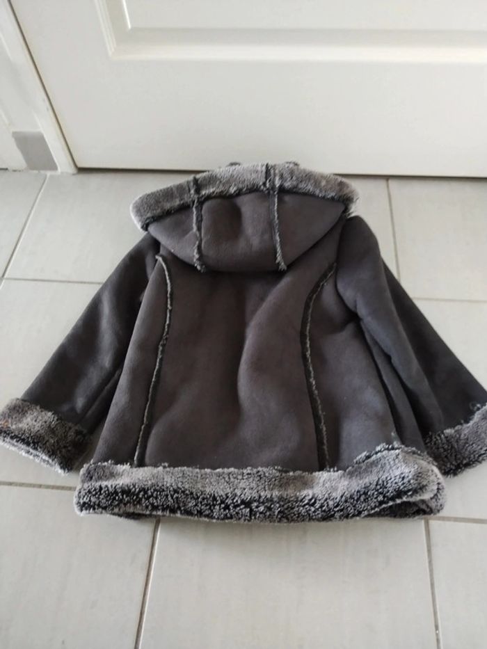 Veste fourrée portée une ou deux fois comme neuve taille 5 ans - photo numéro 2