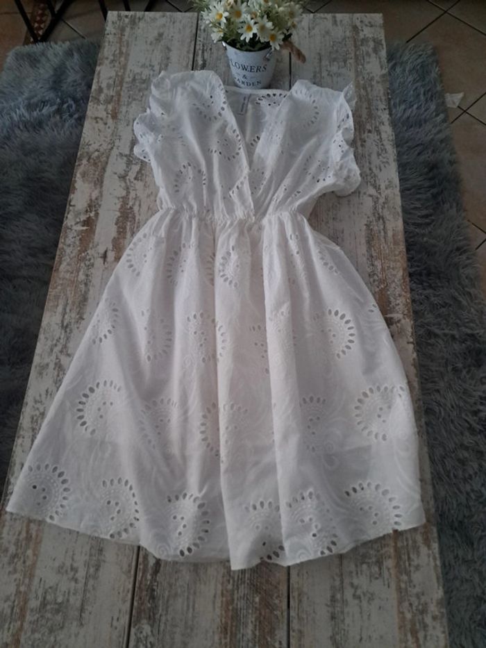 Robe cintree broderie anglaise