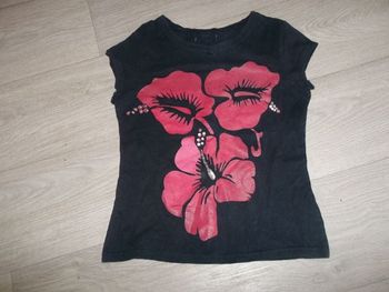 Tee shirt dégriffé noir et hibiscus rouge, paillettes taille S TBE