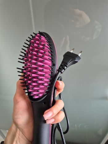 Fer à lisser en céramique. Il chauffe fortement, jusqu’à 230 °C.