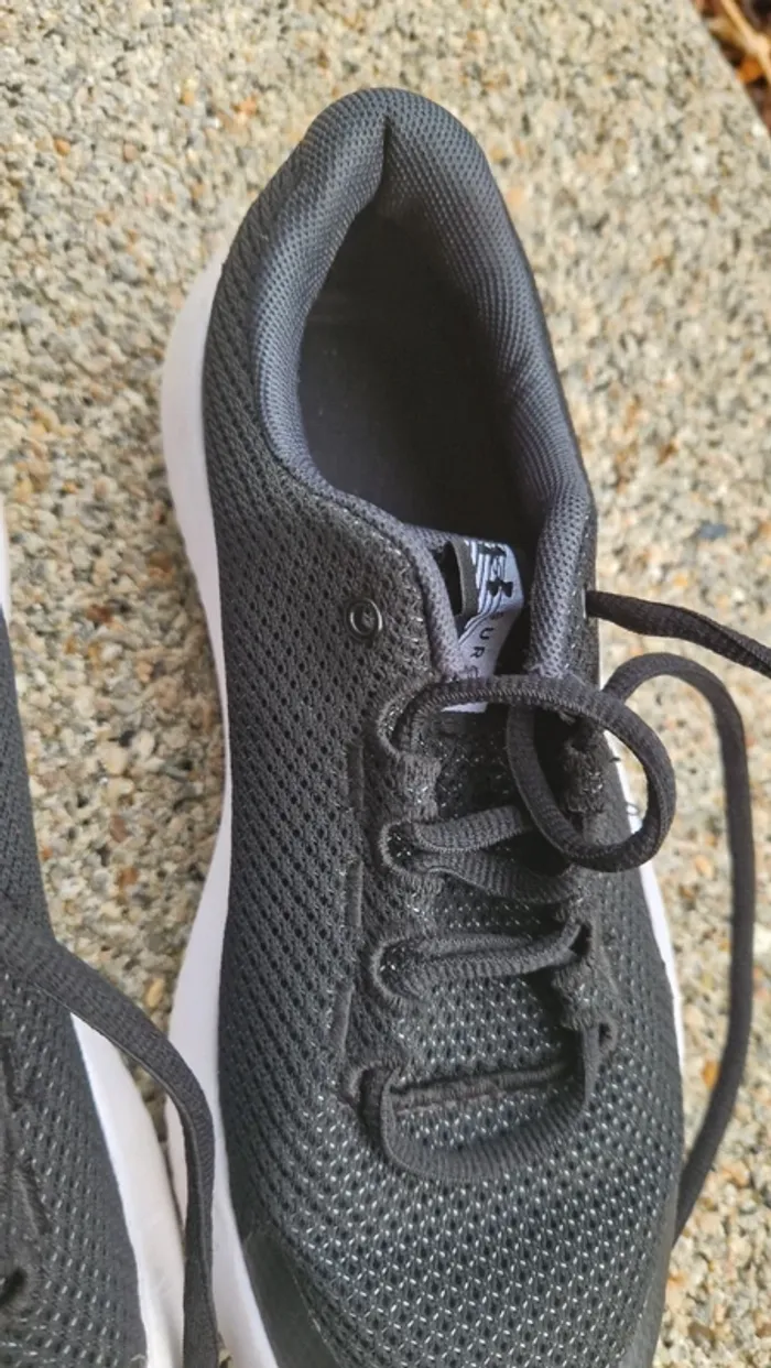 Baskets under armour taille 36.5 tres bon etat - photo numéro 6