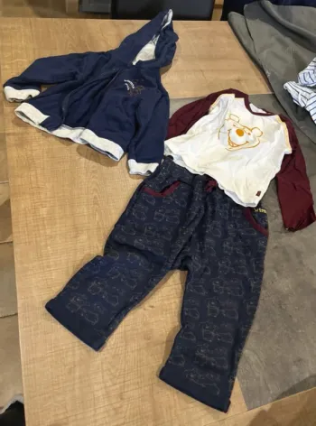 Ensemble jogging, veste a capuche et t-shirt manches longues winnie l’ourson bébé garçon 24 mois