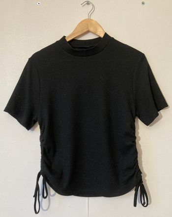 top noir avec paillettes à plisser sur les côtés
