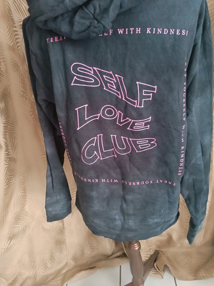 Pull a capuche Neuf🩷Self Love Club🩷Taille L - photo numéro 3