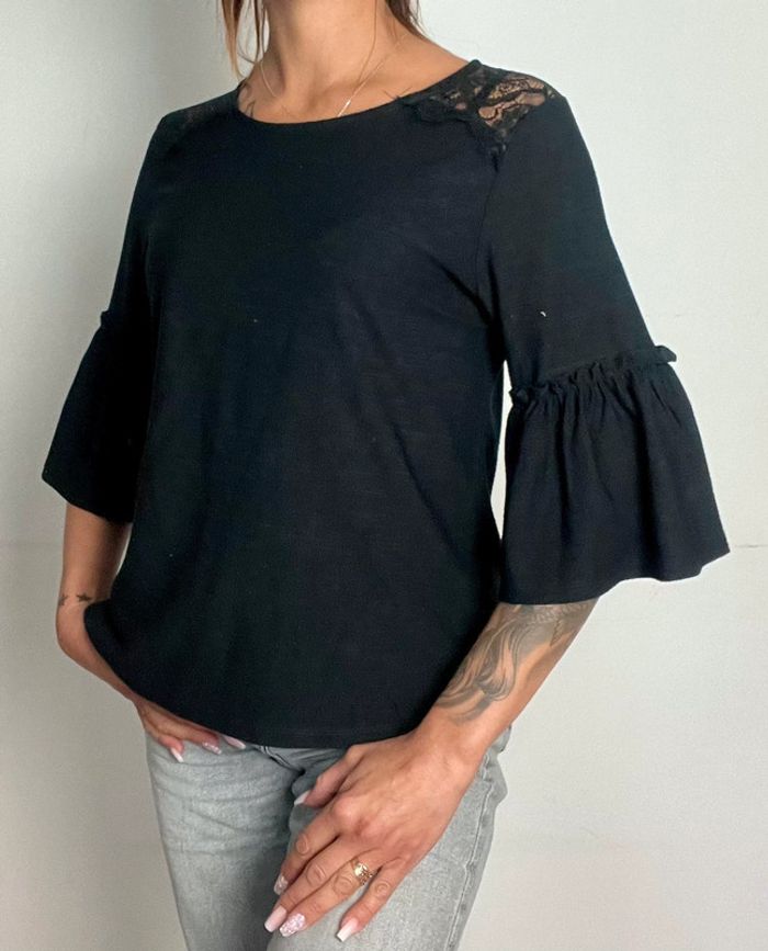 Blouse noire taille M , dentelle dans le dos