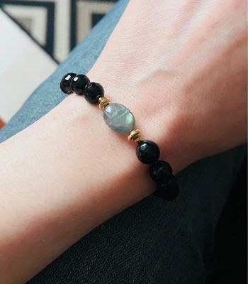 Bracelet amulette scarabée Labradorite et Onyx noir