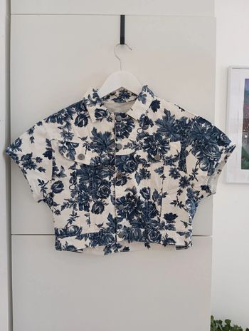 Veste courte vintage blanche à fleurs bleues