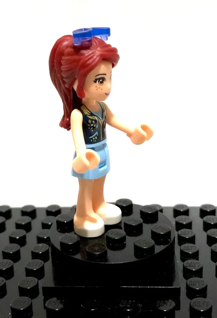 LEGO Friends - Mia, bright light blue skirt, dark blue vest top - photo numéro 3