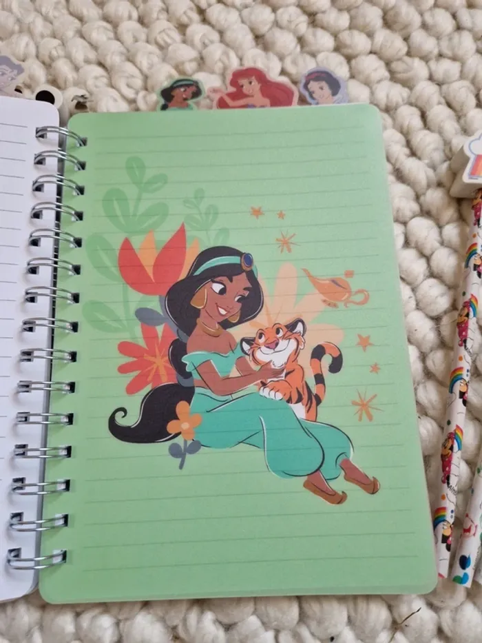 Lot 6 crayons à papier et Carnet Disney neufs - photo numéro 4