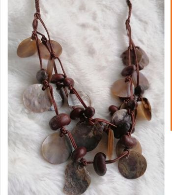 Collier multirangs marrons