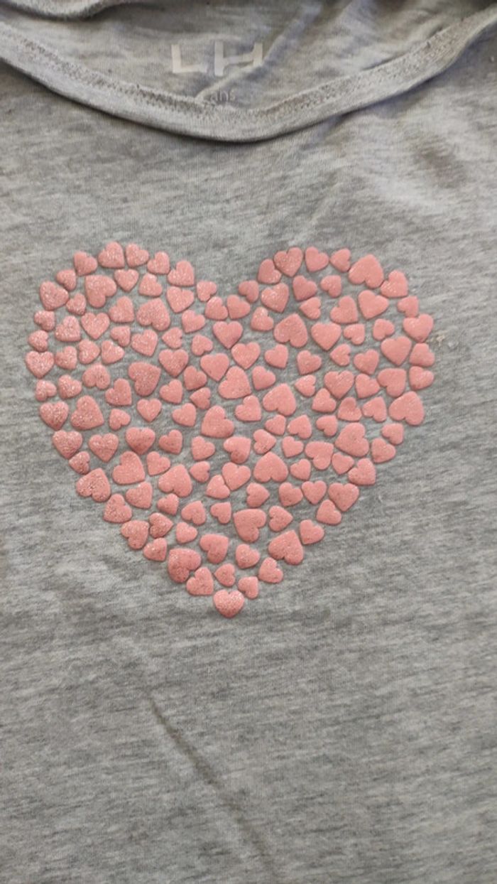 T-shirt gris coeur rose et gris h et m 8 ans - photo numéro 3