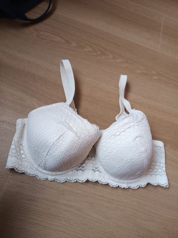 Soutien gorge  95D etam neuf en dentelle et mousse et armature 