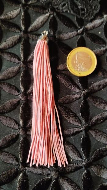 Pendentif pompon vieux rose vintage