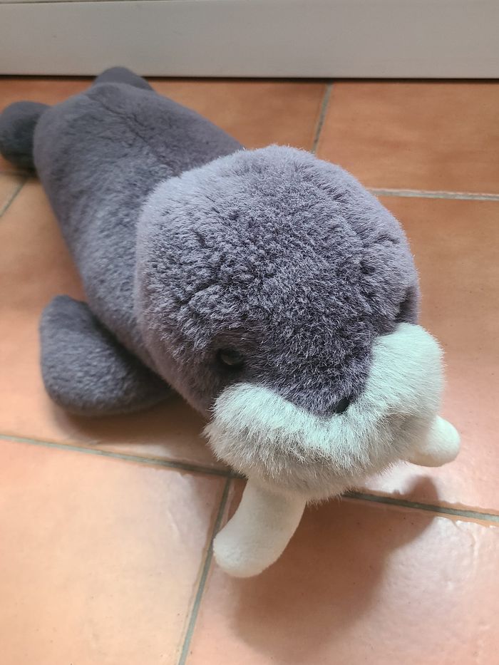 Peluche réaliste en forme de morse