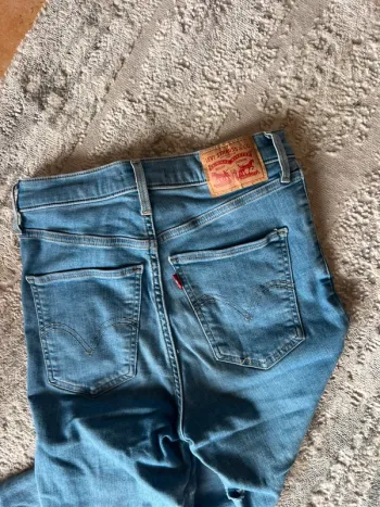 Jean Levi’s pour custom