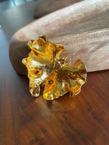 Pendentif broche feuille or